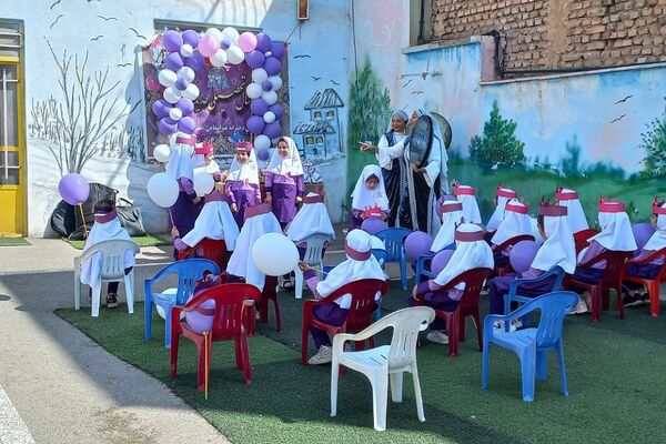 جشن شکوفه‌ها در دبستان حضرت مریم قیامدشت