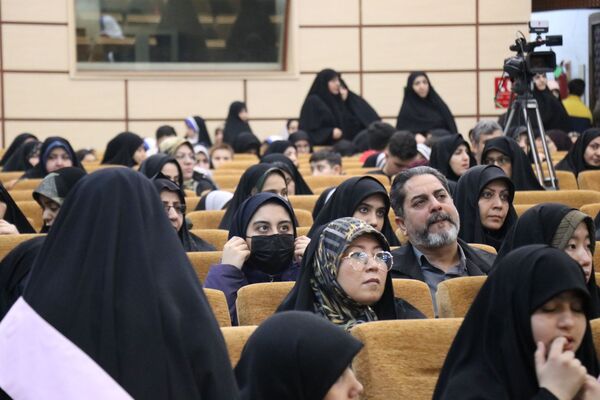 حضور پرشور دانش‌آموزان در نمایشگاه قرآن و عترت در حرم مطهر رضوی