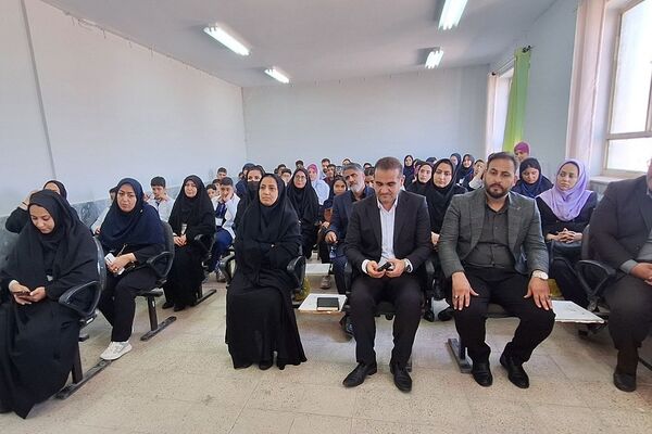 شور علمی دانش آموزان فشافویه در آیین گرامیداشت روز آزمایشگاه