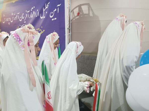 آیین تجلیل از افتخار آفرینان آموزش و پرورش منطقه آزاد تجاری-صنعتی قشم