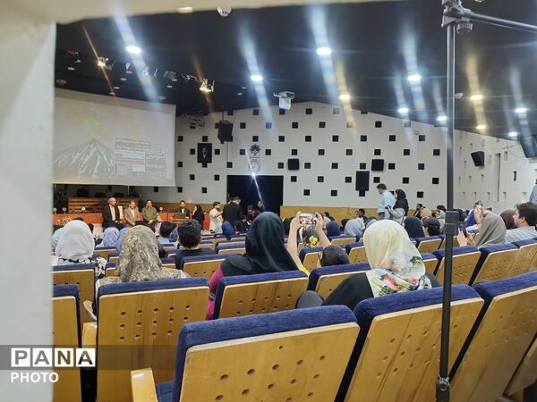 آیین اختتامیه سومین جشنواره ملی نجوم ادیب و افتتاح نمایشگاه آثار درکتابخانه مرکزی اصفهان