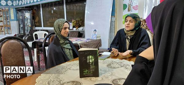 نشست کتابخوانی با موضوع «خون دلی که لعل شد» در قم