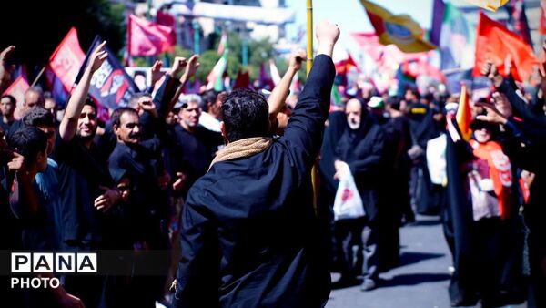 تجمع باشکوه مردم در مشهد؛ وداعی پرشور در آیین تشییع رهبر