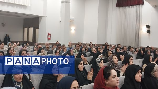 جلسه انجمن اولیا و مربیان در دبیرستان دوره دوم آرمینه مصلی نژاد