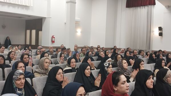 جلسه انجمن اولیا و مربیان در دبیرستان دوره دوم آرمینه مصلی نژاد