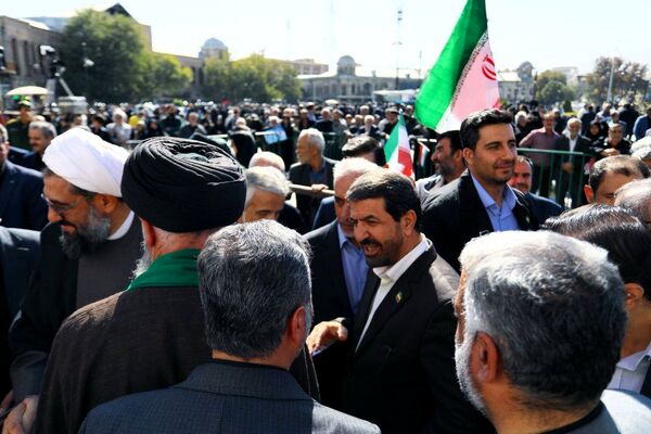 دانش آموزان و مسئولین در کنار یکدیگر، روز دانش‌آموز را رقم زدند