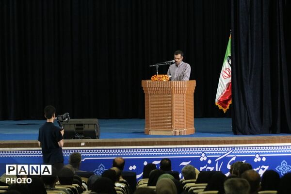 میزبانی میبد از طنزپردازان یزدی در شبی سرشار از لبخند