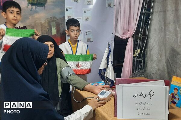 برپایی ایستگاه سلامت با حضور سفیران سلامت دانش‌آموزی ناحیه 2 شهرری در میدان نماز