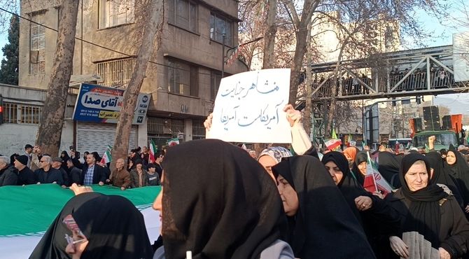 با قدرت درکنار رهبر خود ایستاده‌ایم 