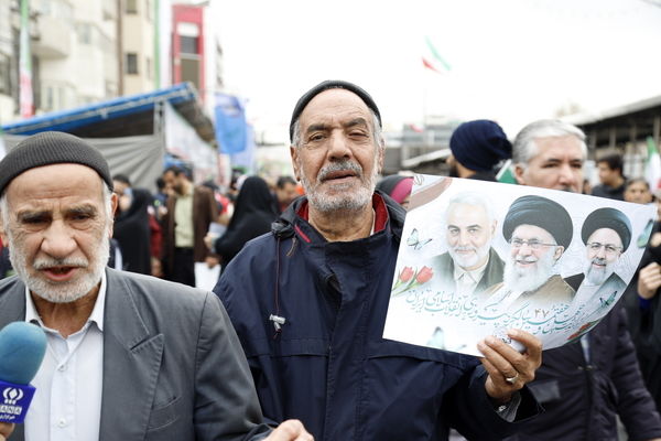 پیر وجوان دوشادوش هم در راهپیمایی ۲۲ بهمن 