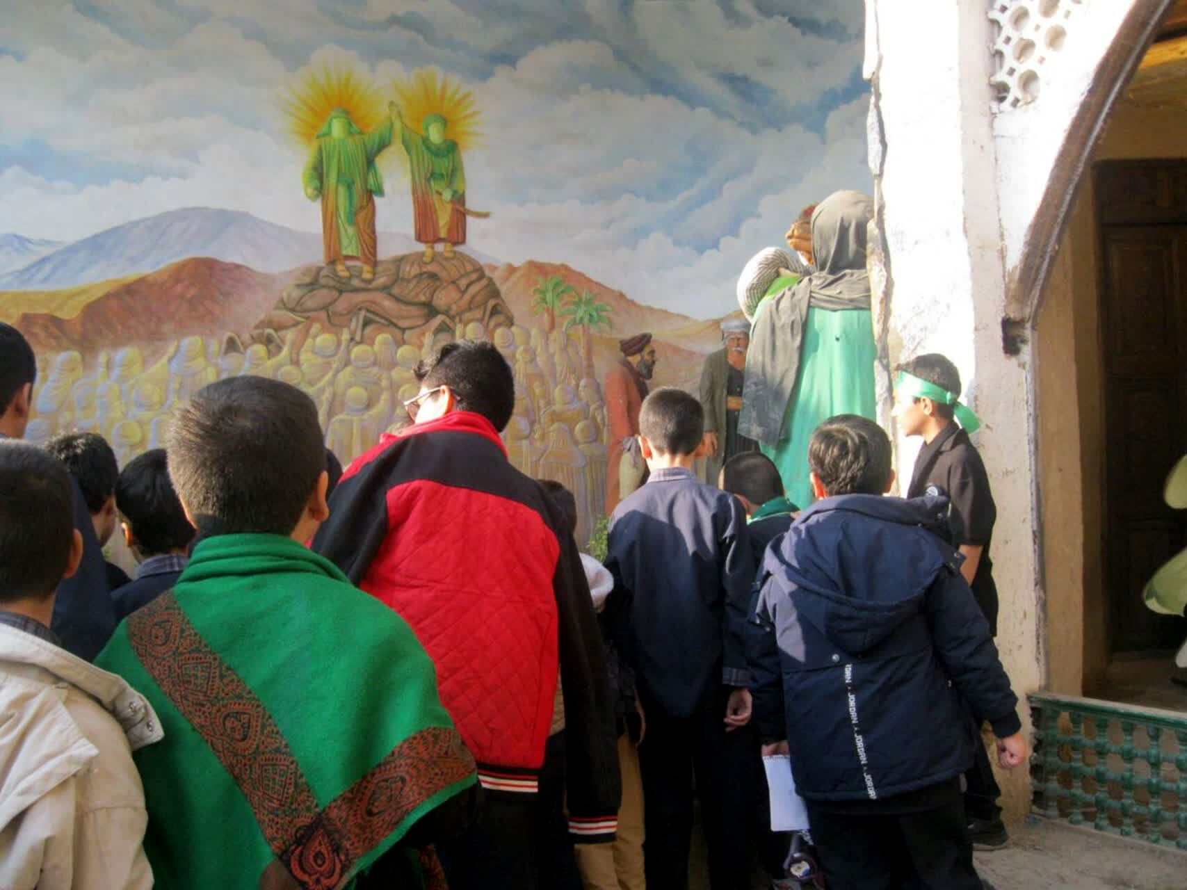 بازدید دانش آموزان دبستان سمیه قم از نمایشگاه حدیث غربت