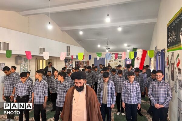  نماز جماعت دانش‌آموزان و معلمان در دبیرستان شهید مصطفی خمینی