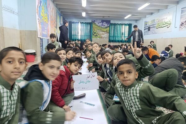 نقاشی همگانی دانش آموزان دبستان شهید رجایی جوه ای از دوستی و اتحاد