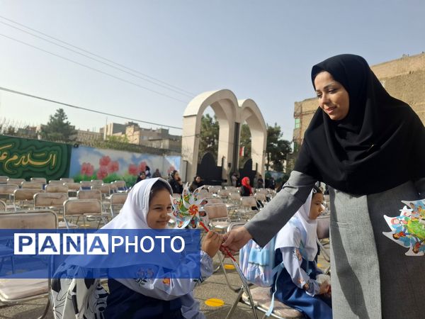 جشن شکوفه ها در دبستان مصلی نژاد