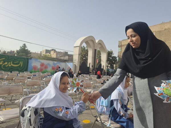 جشن شکوفه ها در دبستان مصلی نژاد