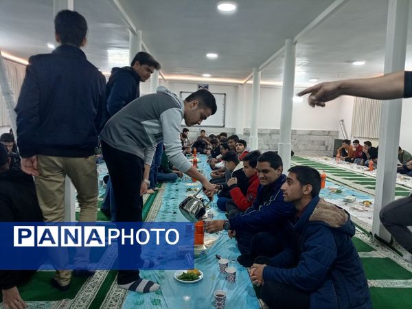 آماده‌سازی غذای افطاری با کمک دانش‌آموزان دبیرستان نمونه آیت‌الله خامنه‌ای 