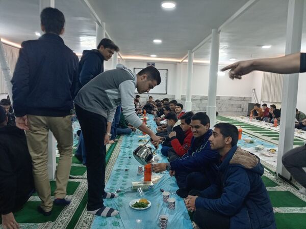 آماده‌سازی غذای افطاری با کمک دانش‌آموزان دبیرستان نمونه آیت‌الله خامنه‌ای 