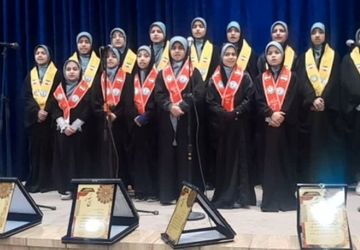 تقدیر از خبرنگاران پانا و گروه سرود دختران صاحب الزمان توسط مدیر فرهنگسرای استاد مظاهری 