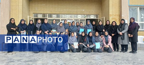 تقدیر از دانش‌آموزان برتر دبیرستان دخترانه ۱۳ آبان