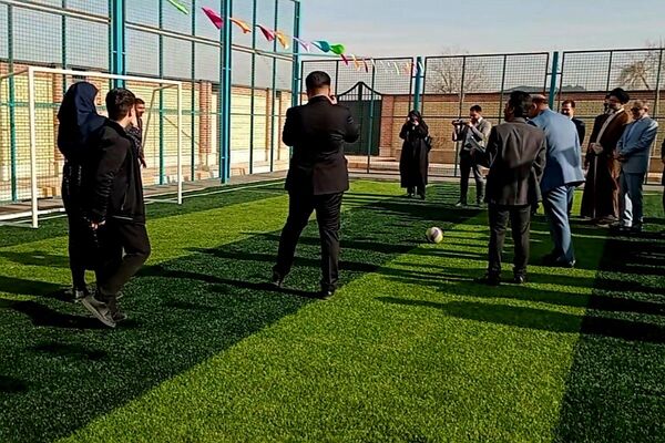 افتتاح زمین چمن مصنوعی آموزشگاه دخترانه شاهد فرهنگ همزمان با جشن ۲۲ بهمن