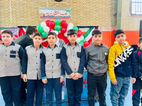 مراسم جشن انقلاب و تقدیر از دانش‌آموزان مقام‌آور مدرسه معلم
