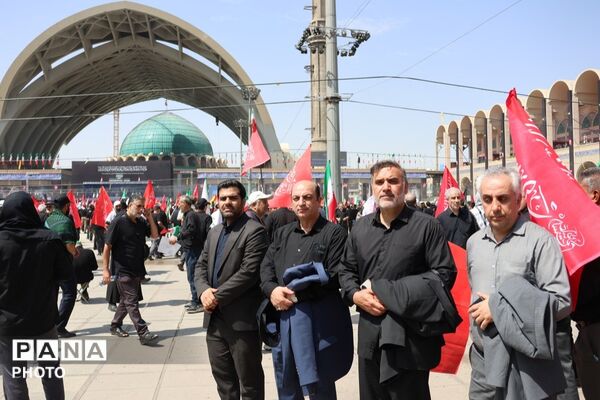 وداعِ تاریخی با «رهبر شهید ایران» از نگاه دوربین؛ تجلی بصیرت فرهنگیانِ «منطقه ۱۷» در مصلای تهران