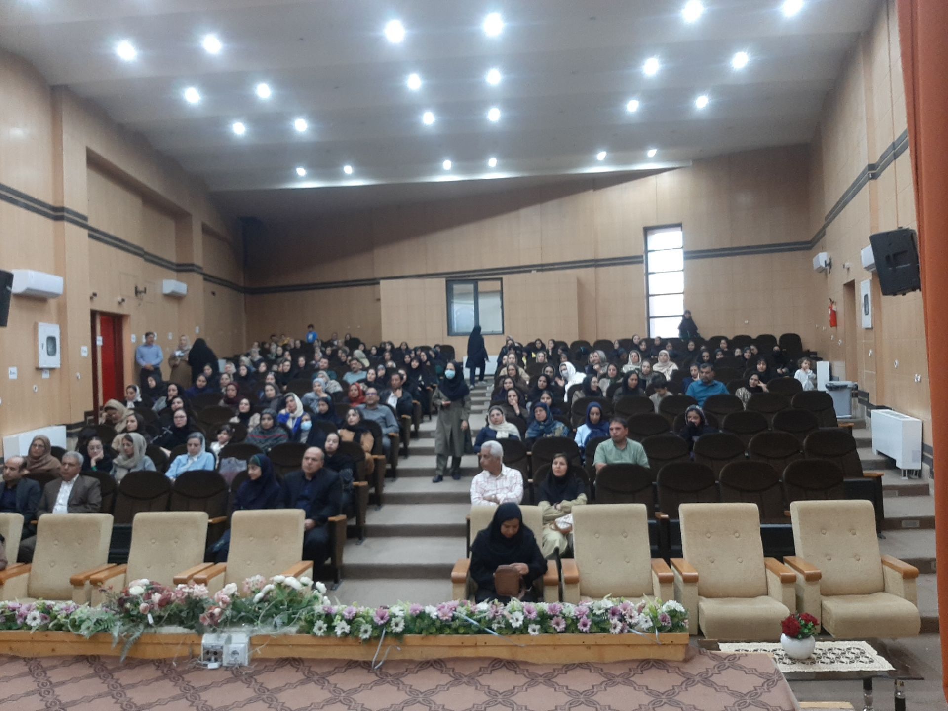 نخستین جلسه انجمن اولیا و مربیان در دبیرستان پدران آسمانی 