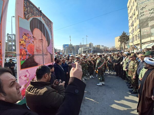 گلباران تمثال امام خمینی (ره) توسط دانش‌آموزان عجب‌شیر 