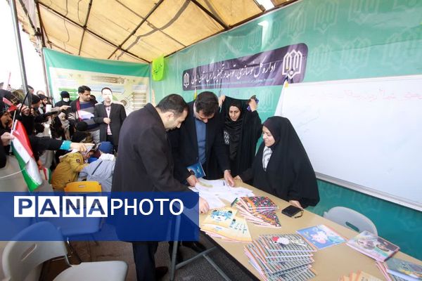 بازدید مدیرکل آموزش و پرورش از غرفه اداره‌کل نوسازی مدارس استان اصفهان در راهپیمایی 22 بهمن