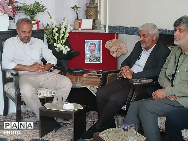 دیدار رئیس سازمان دانش آموزی یزد با خانواده شهید «محمدرضا آروز»