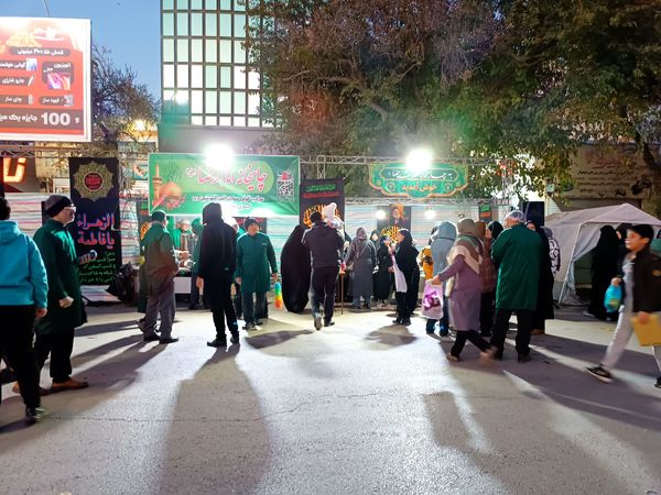 برپایی چایخانه امام رضا(ع) در موکب کوثر مسجد امیرالمومنین (ع) در بجنورد