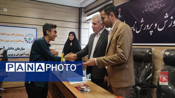 اهدای حکم دانش‌آموزان شورای دانش‌آموزی ناحیه 2