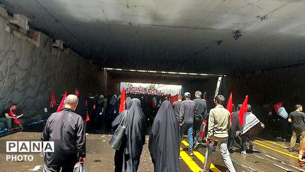موج جمعیت در خیابان‌های تهران برای بدرقه رهبر شهید