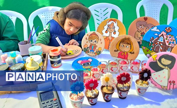 برپایی غرفه‌ای به عشق فاطمه(س)  