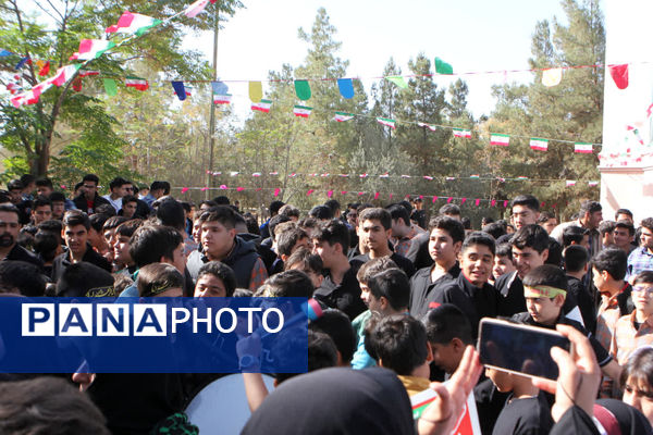 مجتمع مدارس سما کاشان ۱۳ آبان را با یاد شهدا و نام زهرا(س) گرامی داشت