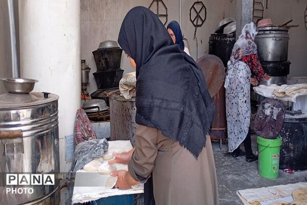 سومین روز از پخت نان  برای پذیرایی از زائران بدرقه آقای  شهید ایران در شهر بار نیشابور