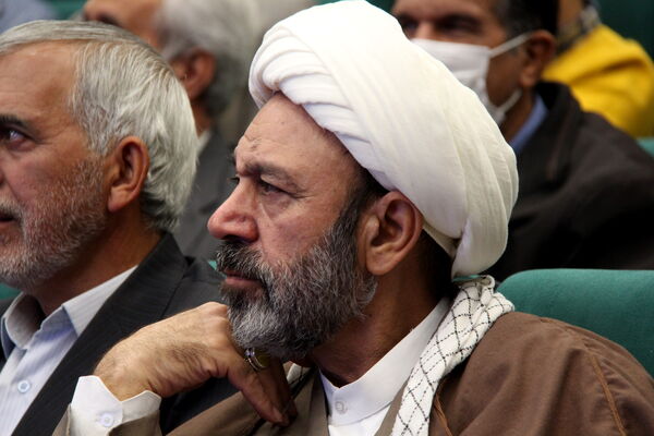 آیین رونمایی کتاب سبیل صورتی در یزد