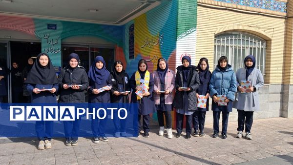 آغاز جشن‌های انقلابی مدرسه توسط پیشتازان 