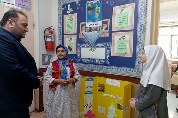 نمایشگاه صنایع دستی و طرح جابربن حیان در مدرسه فردوسی اردبیل