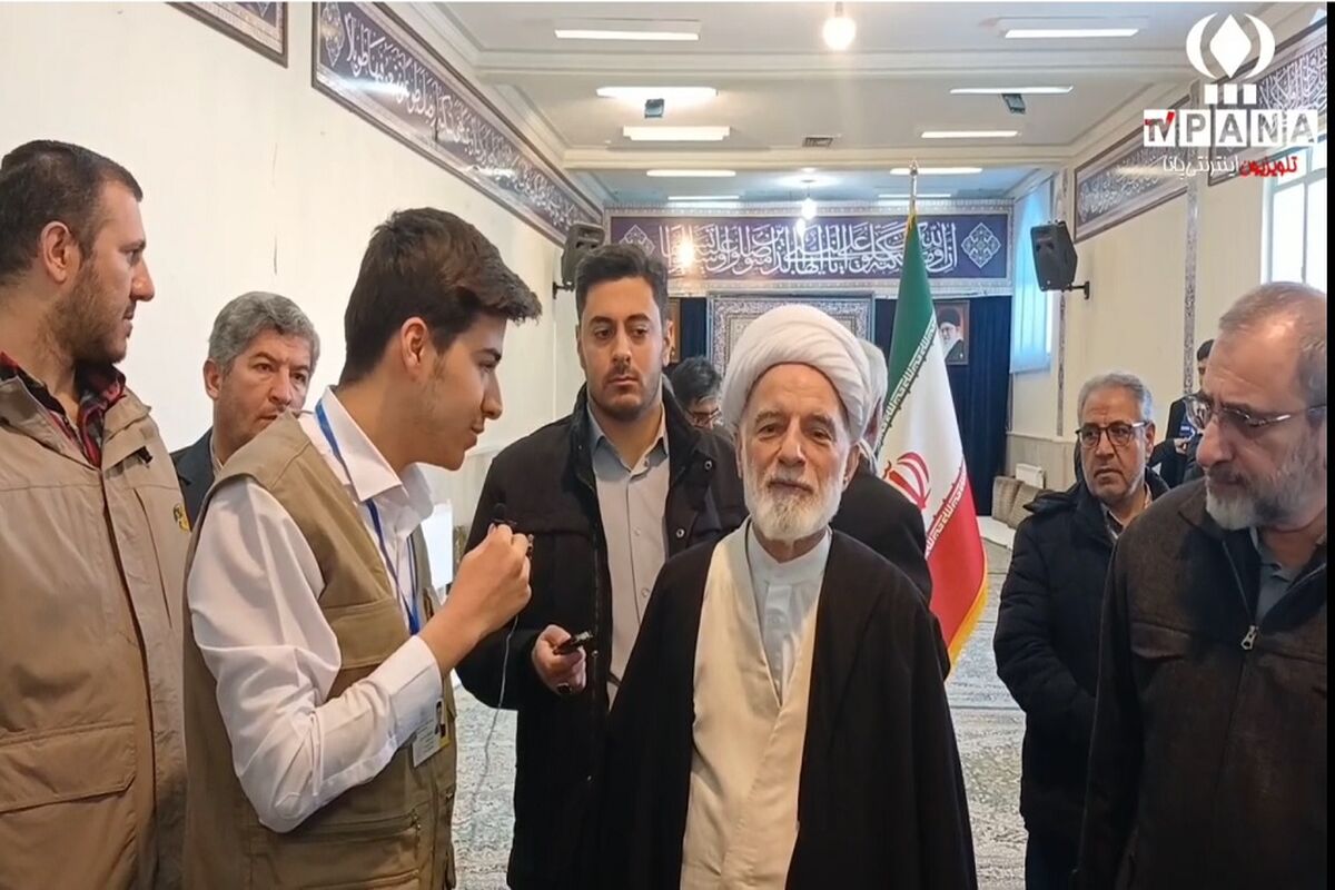 تقدیم رای نماینده ولی فقیه در استان مرکزی به شهدا/ فیلم