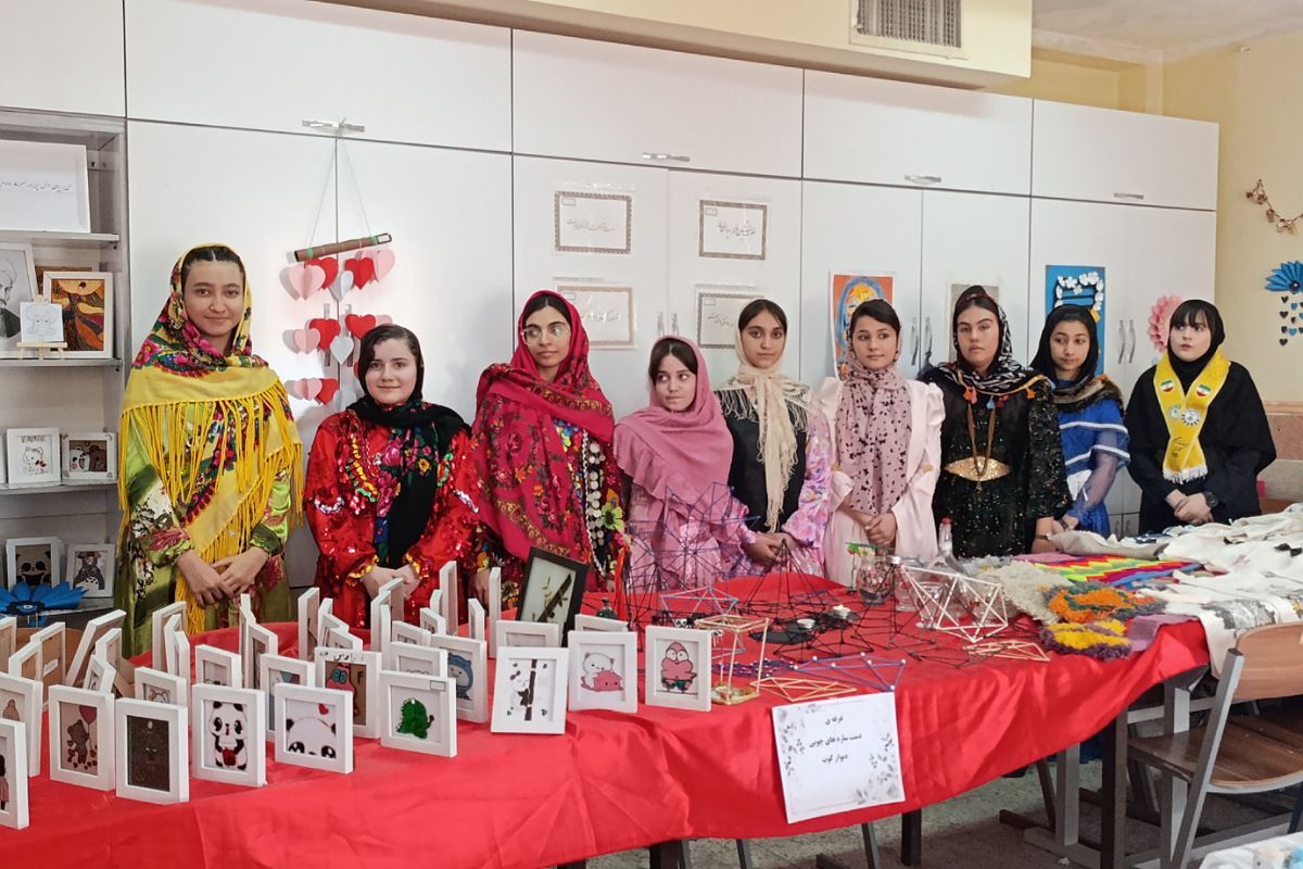 نمایشگاه کار و فناوری در دبیرستان نشاط بهارستان‌دو