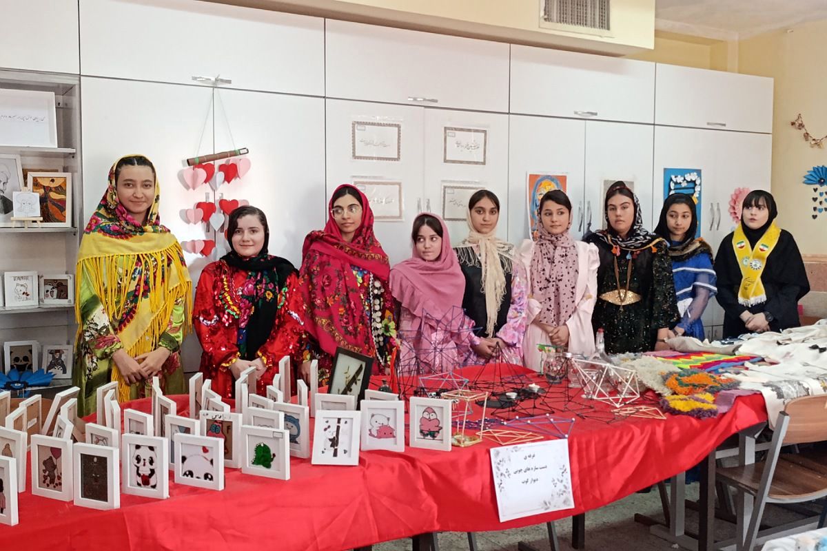 نمایشگاه کار و فناوری در دبیرستان نشاط بهارستان‌دو