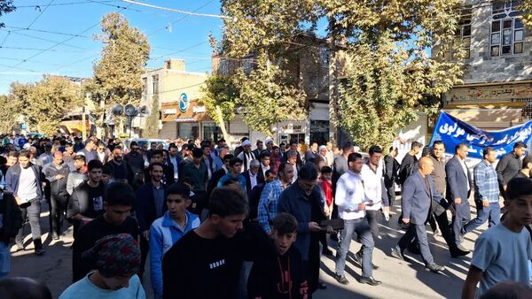 روز ۱۳ آبان: درخششی دیگر در تاریخ شهرستان سلسله با راهپیمایی دانش‌آموزان و مردم