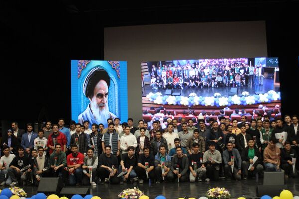 آیین تجلیل از برگزیدگان چهل و دومین دوره مسابقات فرهنگی و هنری دانش‌آموزان شهر تهران