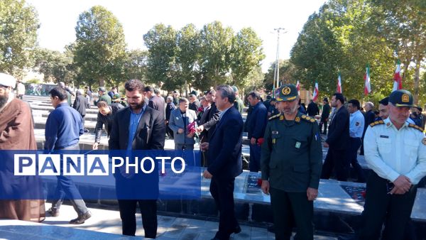 گلباران مزار شهدای اهر به‌مناسبت آغاز هفته دفاع مقدس