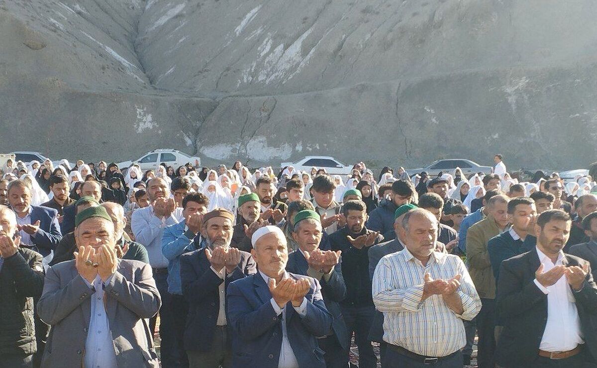 اقامه نماز عید فطر شهر بار در جوار شهدا/ فیلم