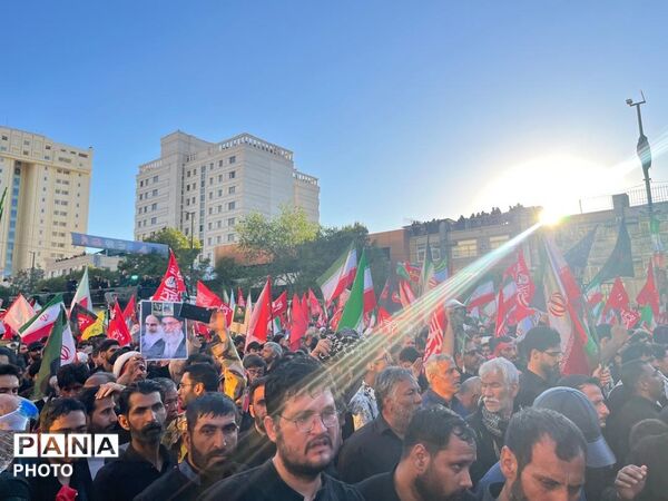 حضور گسترده مردم در مراسم تشییع و تدفین رهبر شهید و خانواده گرامیشان