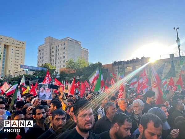 حضور گسترده مردم در مراسم تشییع و تدفین رهبر شهید و خانواده گرامیشان