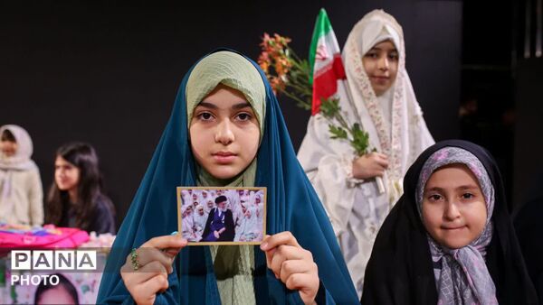 جشن تکلیف دختران در خیابان بیت رهبری در دهه کرامت