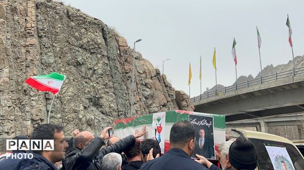 تشییع پیکر شهید دانشمند محمدرضا کیا بر دستان مردم کرج 